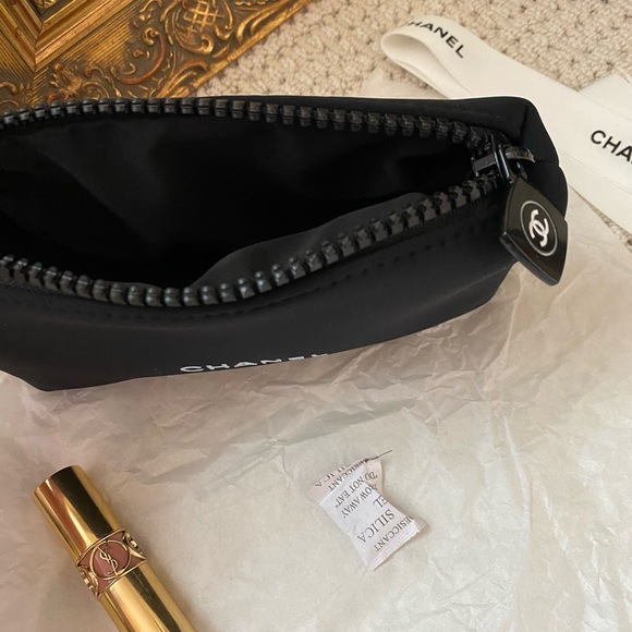 ⭐️Authentic Chanel Cosmetic bag/pouch - Picture 4 of 9